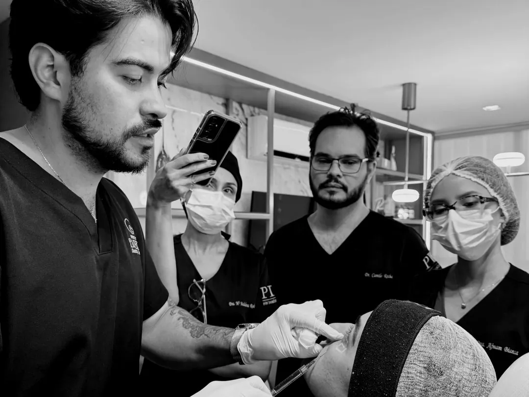 Preceptor conduzindo um procedimento com os alunos da turma em volta.